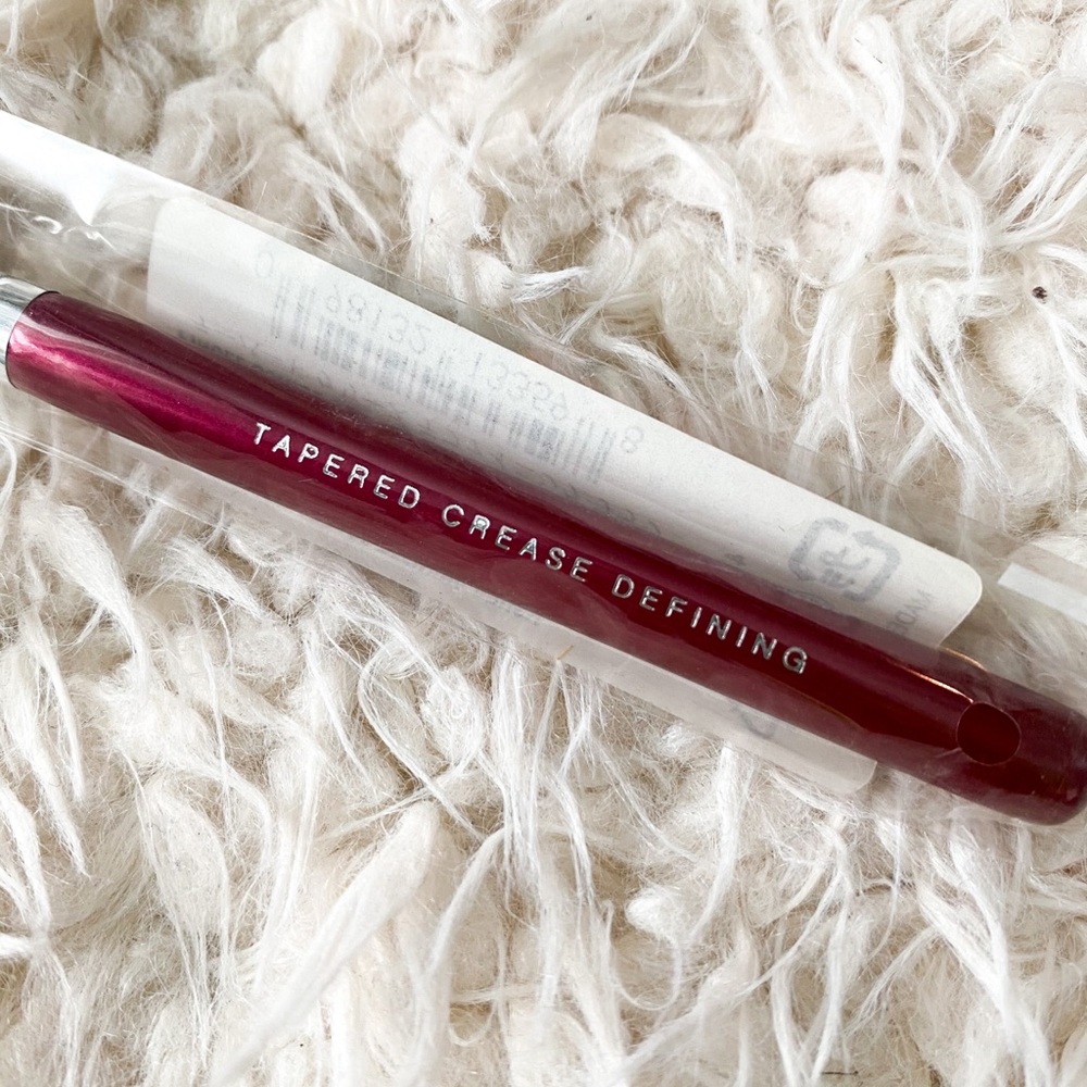 BareMinerals Tapered Crease Brush - Picture 2 of 3